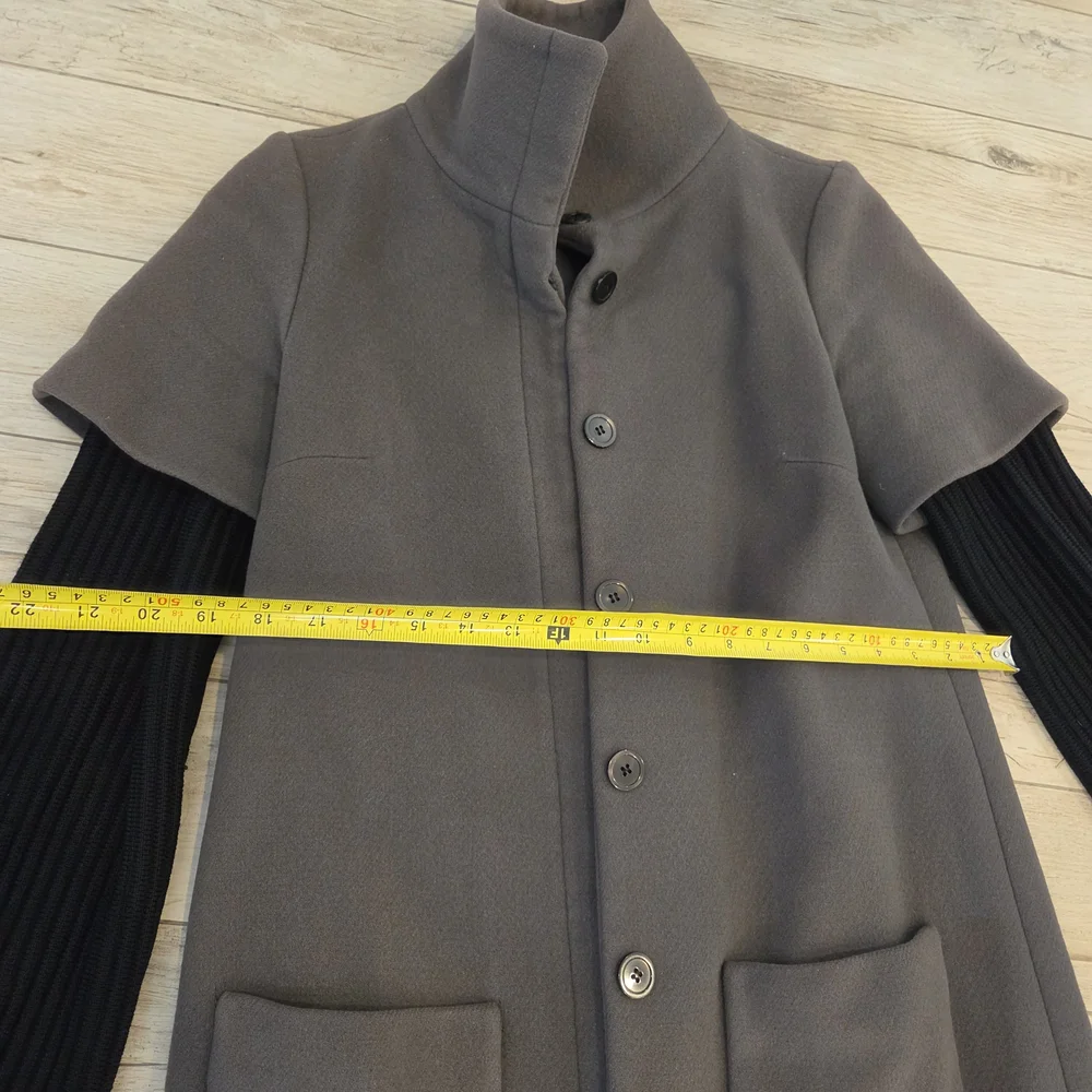 Gray Short-Sleeve Coat with Black Ribbed Sleeves - Picture 3 of 6